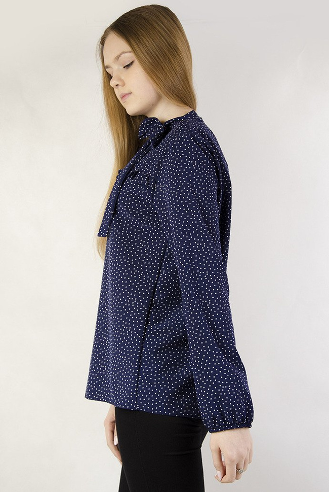 Granatowa bluzka koszulowa w białe kropki z wiązaniem przy dekolcie