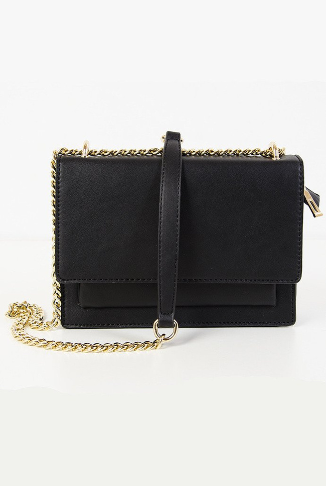 Czarna torebka na złotym łańcuszku