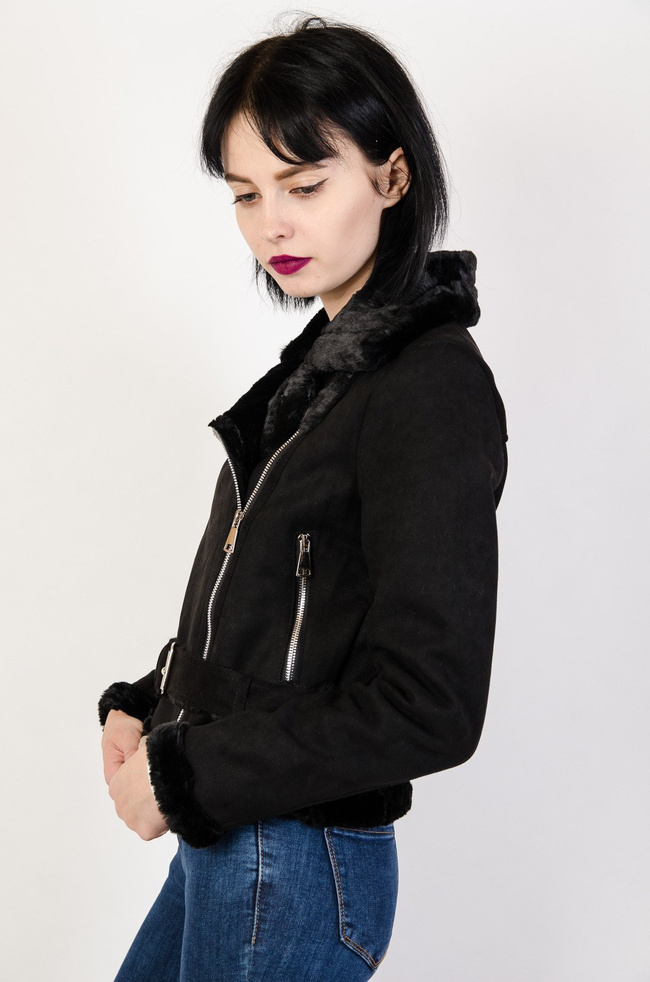 Czarna zamszowa ramoneska z futerkiem