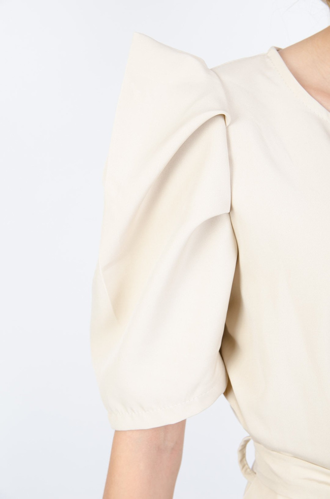 BEŻOWA BLUZKA Z BUFIASTYMI RĘKAWAMI WIĄZANA W PASIE