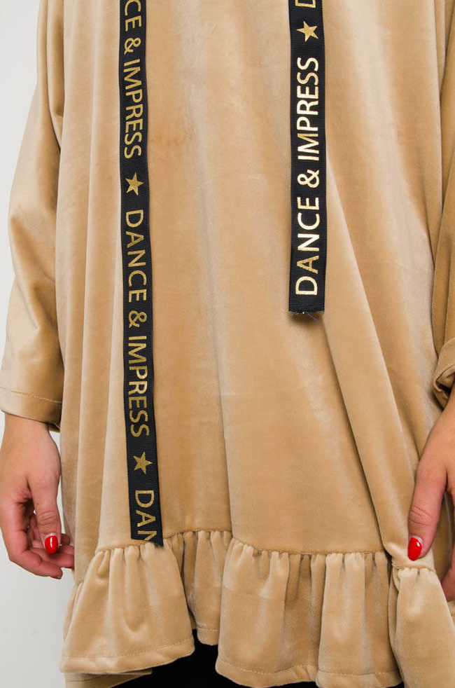 BEŻOWA WELUROWA SUKIENKA Z FALBANĄ 