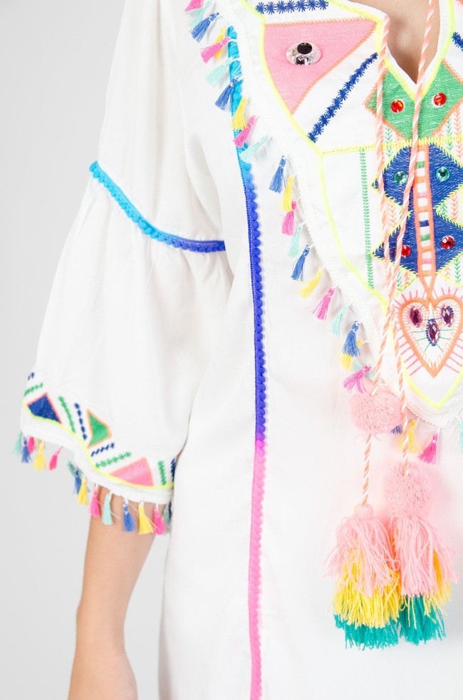 Biało-neonowa bluzka z pomponami 