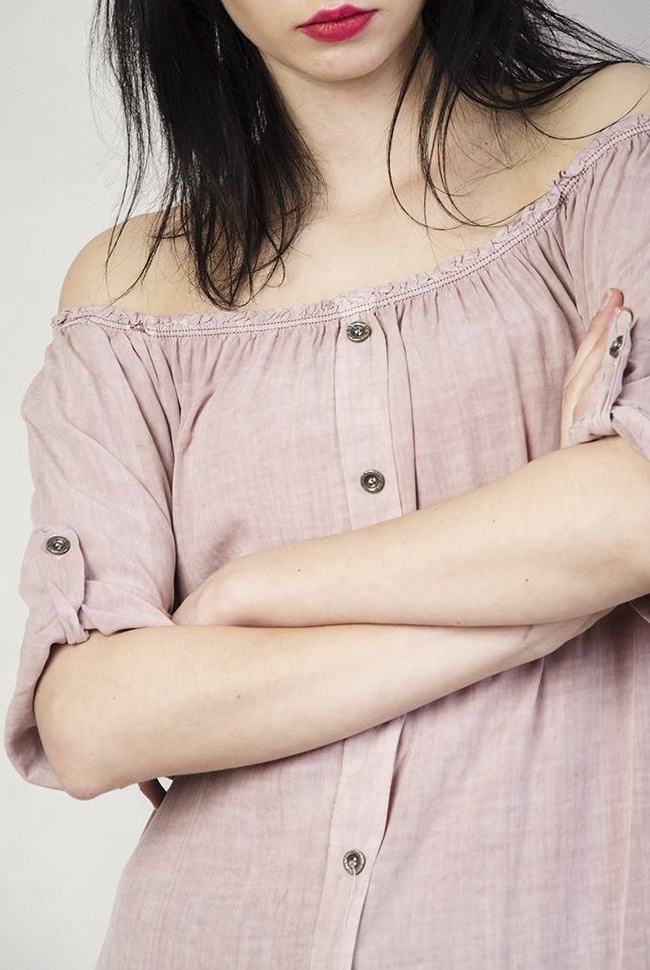 Jasnoróżowa przedłużana bluzka zapinana na guziki, z gumką w dekolcie