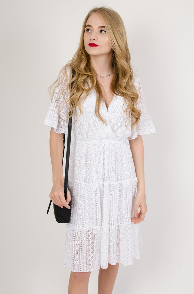 Biała ażurowa sukienka w serek 