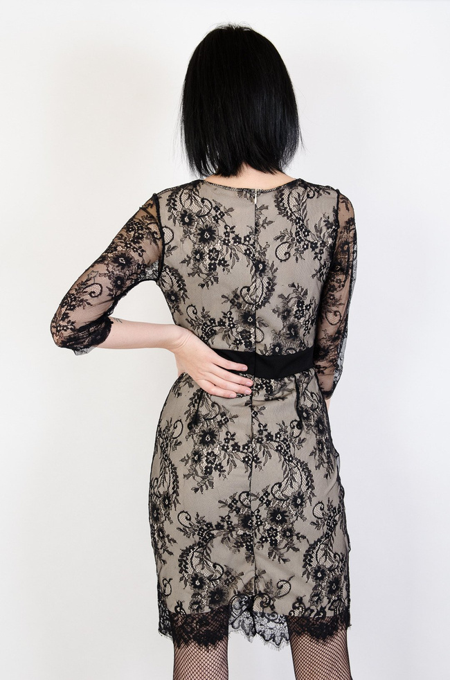 Przylegająca koronkowa beżowo-czarna sukienka