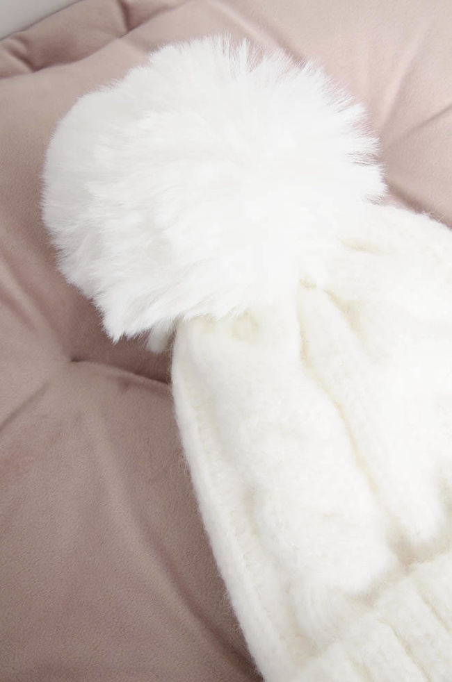 BIAŁA ZIMOWA CZAPKA PLECIONA Z POMPONEM 