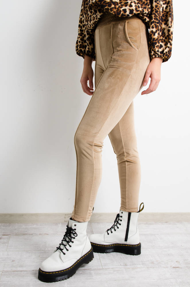 BEŻOWE WELUROWE SPODNIE Z PRZESZYCIEM WZDŁUŻ NOGAWKI