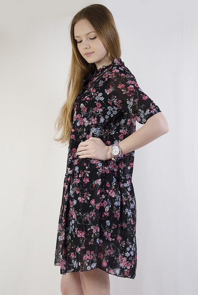 Zwiewna czarna sukienka w kwiaty z wiązaniem przy szyi