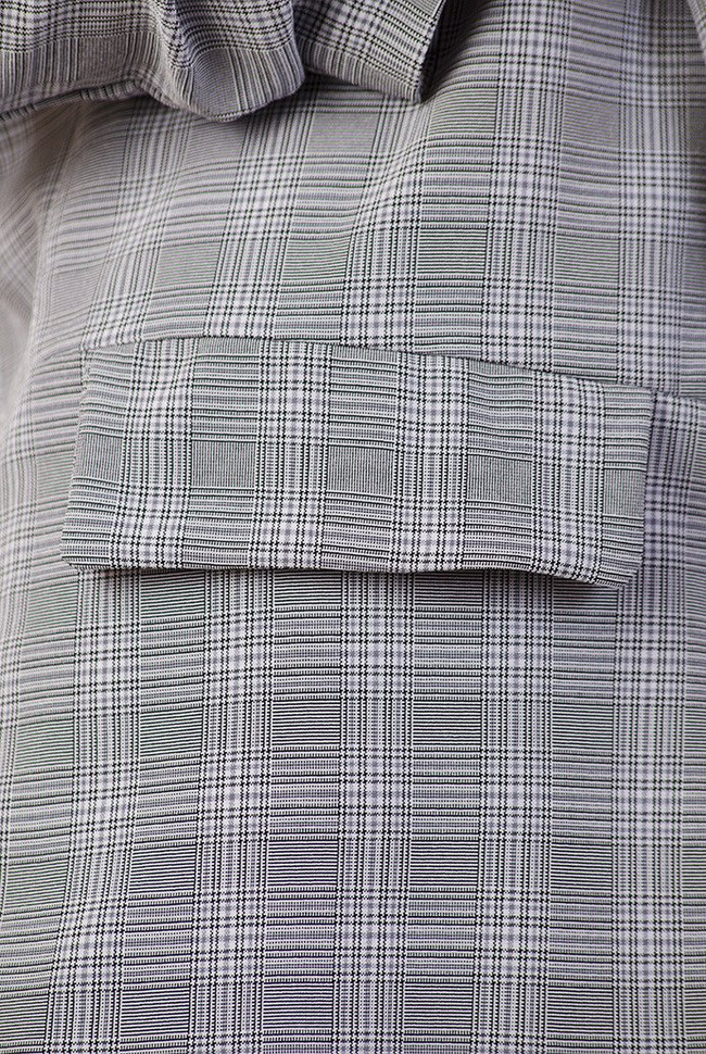 Szara marynarka w kratkę z marszczeniem na rękawach