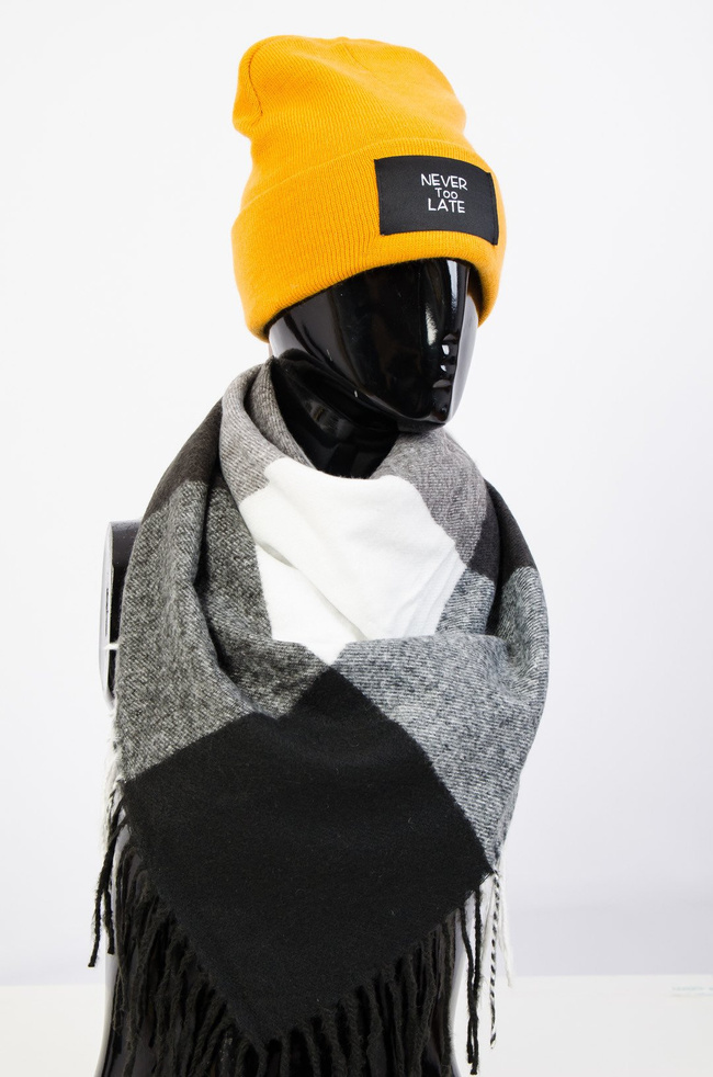 MUSZTARDOWA CZAPKA Z NAPISEM "NEVER TOO LATE"