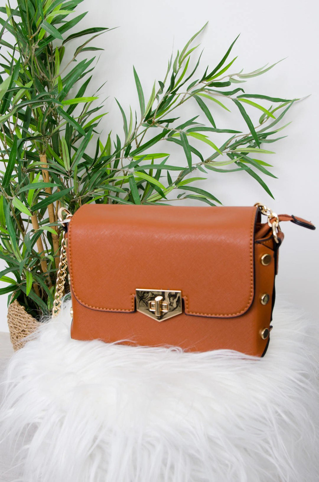 BRĄZOWA TOREBKA LISTONOSZKA ZE ZŁOTYMI GUZIKAMI