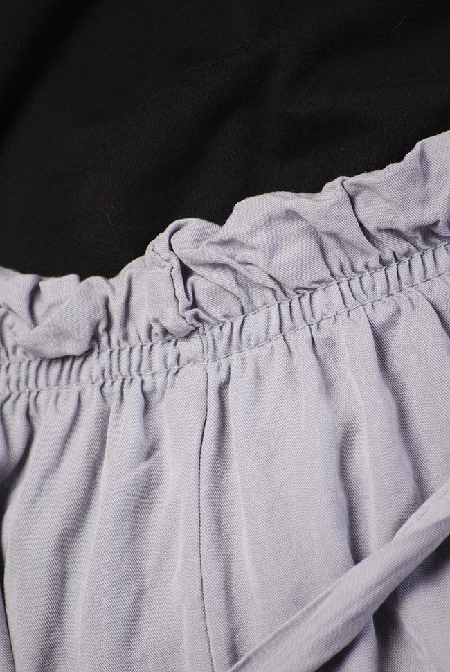 Szare szorty z wiązaniem w pasie i gumką