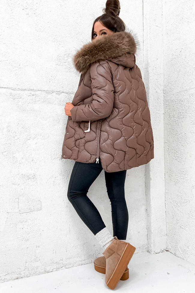 KURTKA PIKOWANA Z KAPTUREM I ŚCIĄGACZAMI PO BOKACH- CIEMNO BRĄZOWA