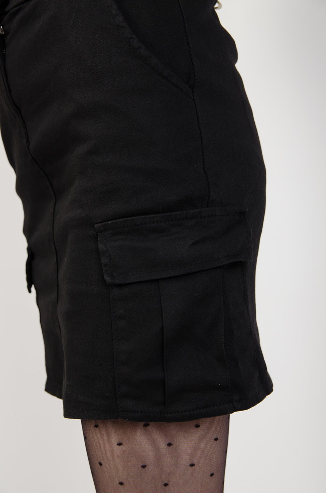 Czarna spódnica z kieszeniami 