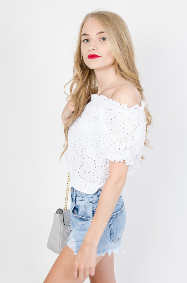 Krótka biała ażurowa bluzka z gumką w talii i rękawach