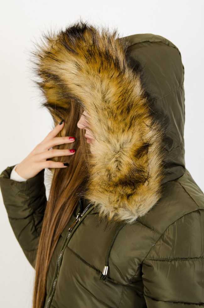 Zielona ocieplana kurtka z zamkami po bokach