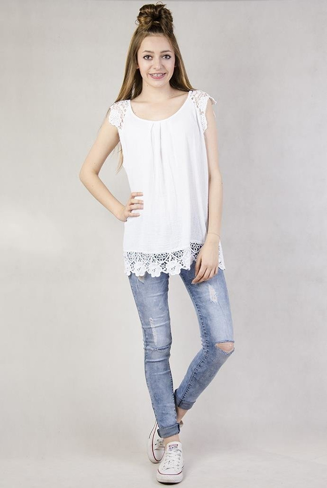 Biała bluzka z koronką na dole i na ramiączkach