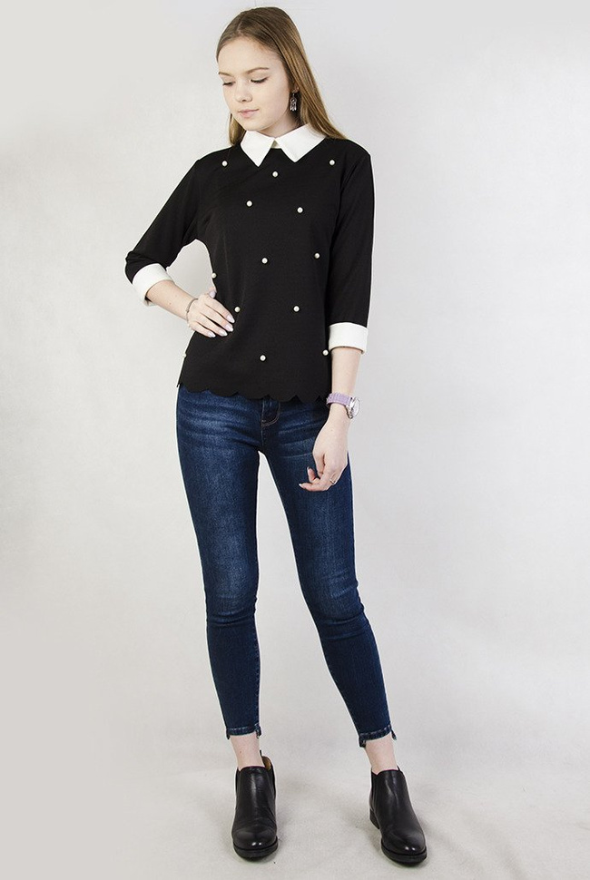 Czarna bluzka z białym kołnierzem oraz perełkami