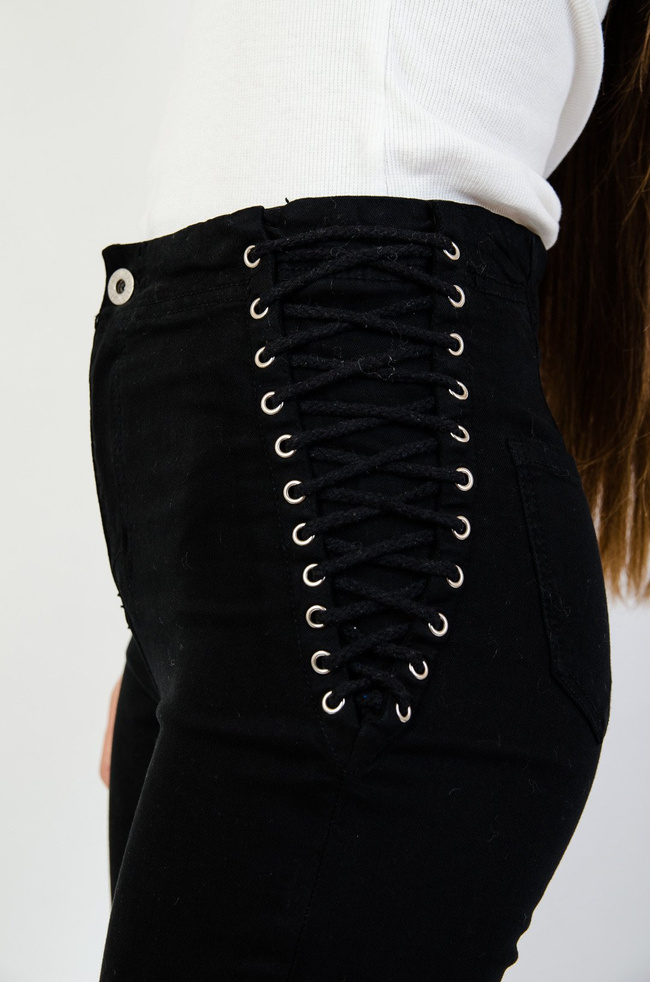 Czarne spodnie z wiązaniem po boku