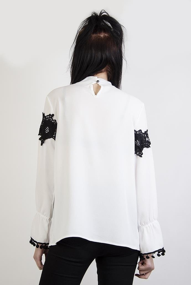 Biała bluzka z czarnym, ażurowym zdobieniem