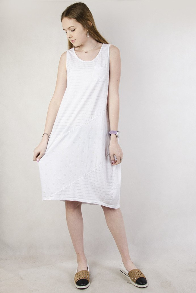 Biała sukienka oversize w paski i kropki