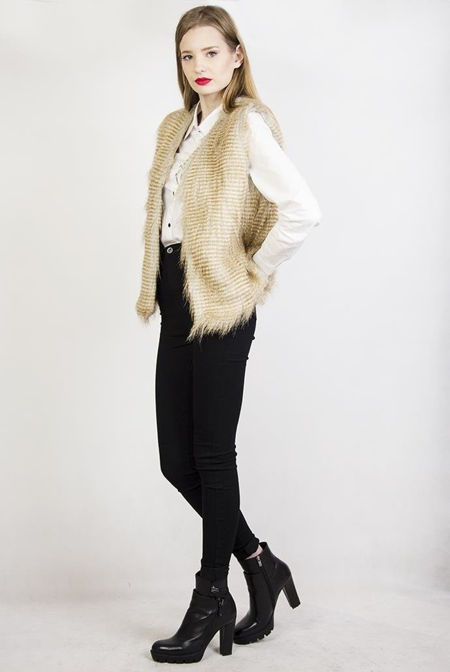 Beżowa, włochata kamizelka