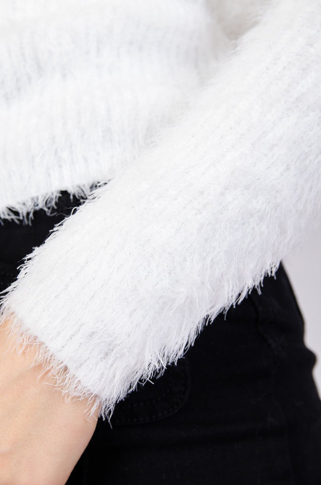 Biały puszysty sweter dzianinowy