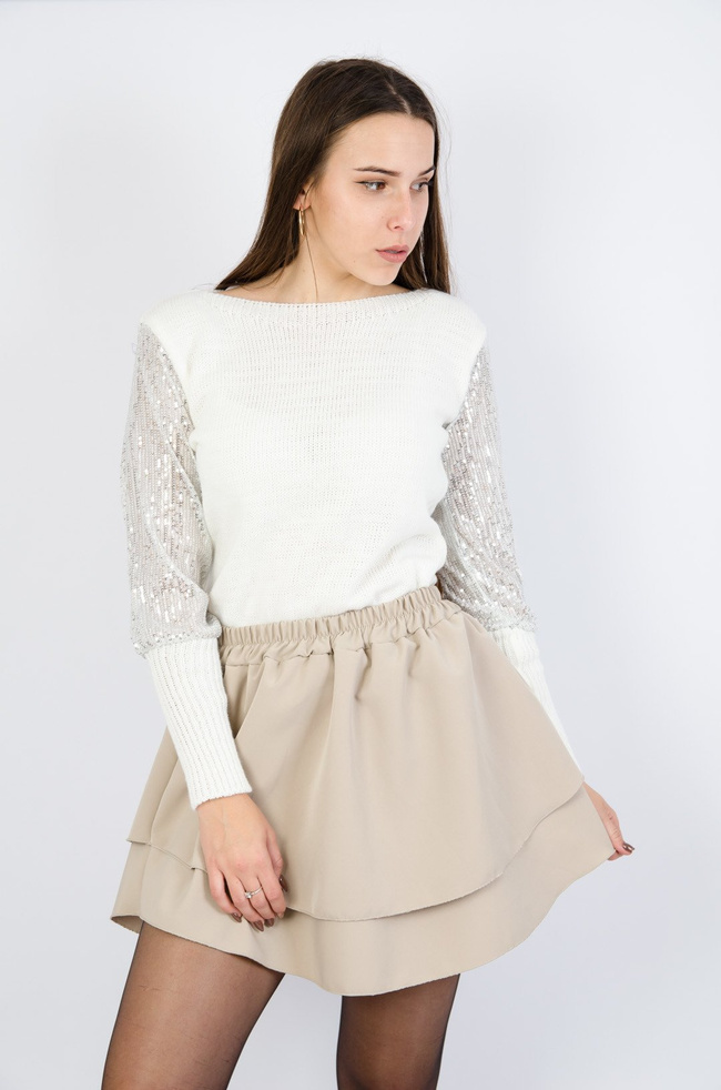 Biały sweter z cekinami na rękawach