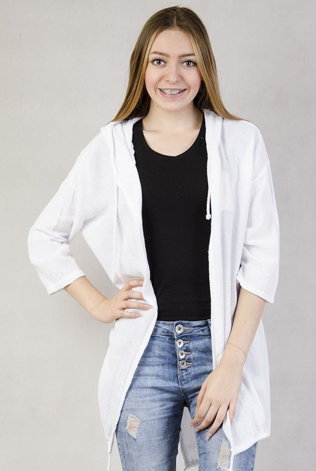 Biała narzuta z kapturem, ściągana na dole