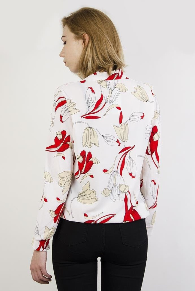Biała koszula w kwiatowy motyw, z czerwonymi akcentami