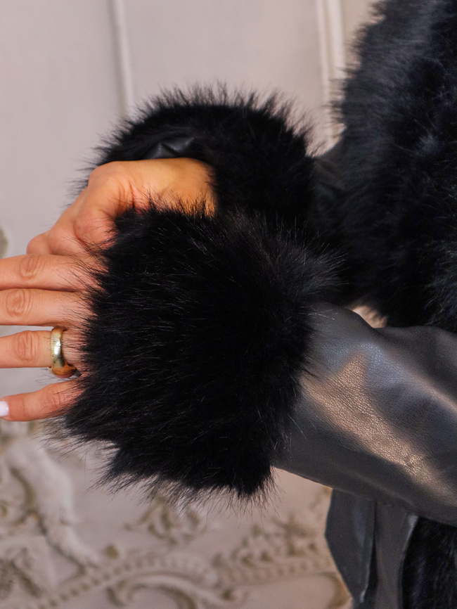 PŁASZCZ OCIEPLANY Z EKOSKÓRY Z FUTERKIEM WIĄZANY W PASIE- CZARNY