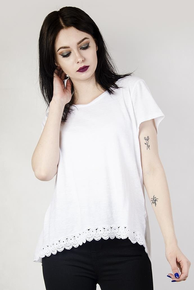 Biała bluzka z ażurowym dołem oraz wiązaniem z tyłu