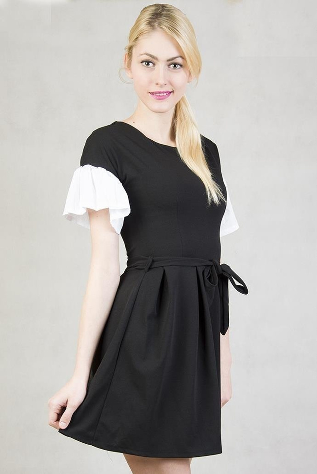 Czarna sukienka z białymi rękawami