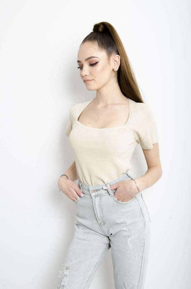 T-SHIRT SWETERKOWY W KOLORZE BEŻOWYM