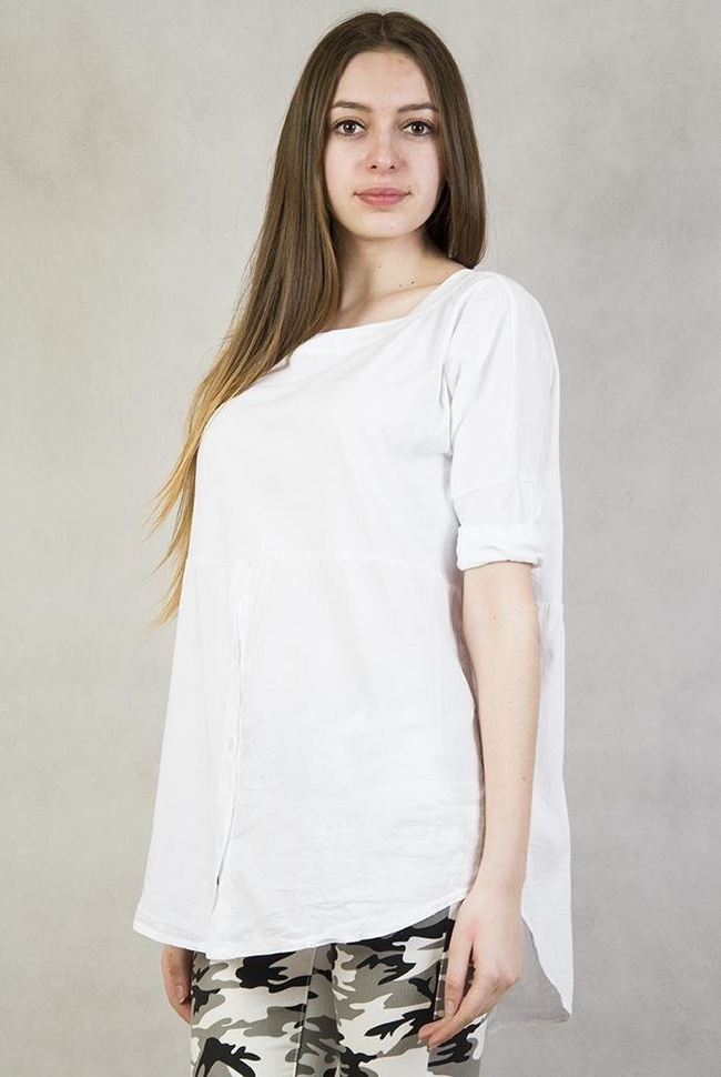 Biała bluzka zapinana na guziki