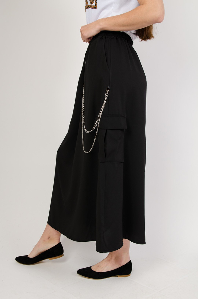 Długa czarna spódnica z kieszeniami oraz łańcuszkiem