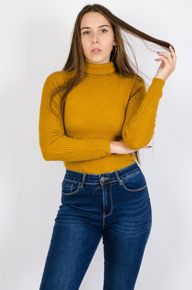 Musztardowy sweter z golfem