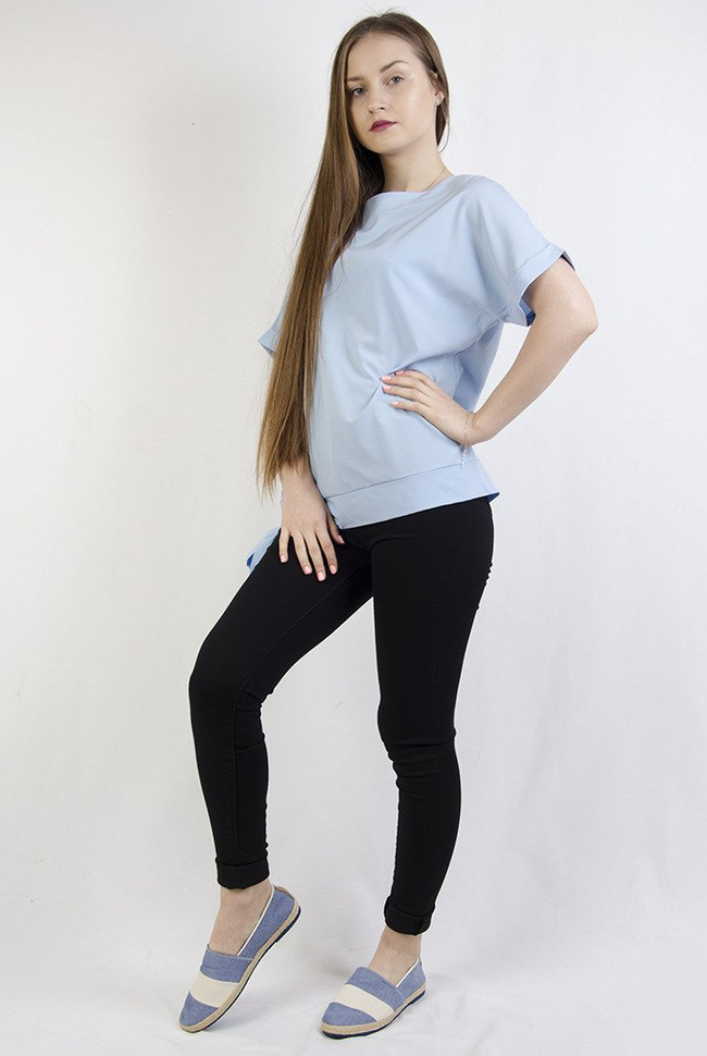  Niebieska gładka bluzka z kokardą