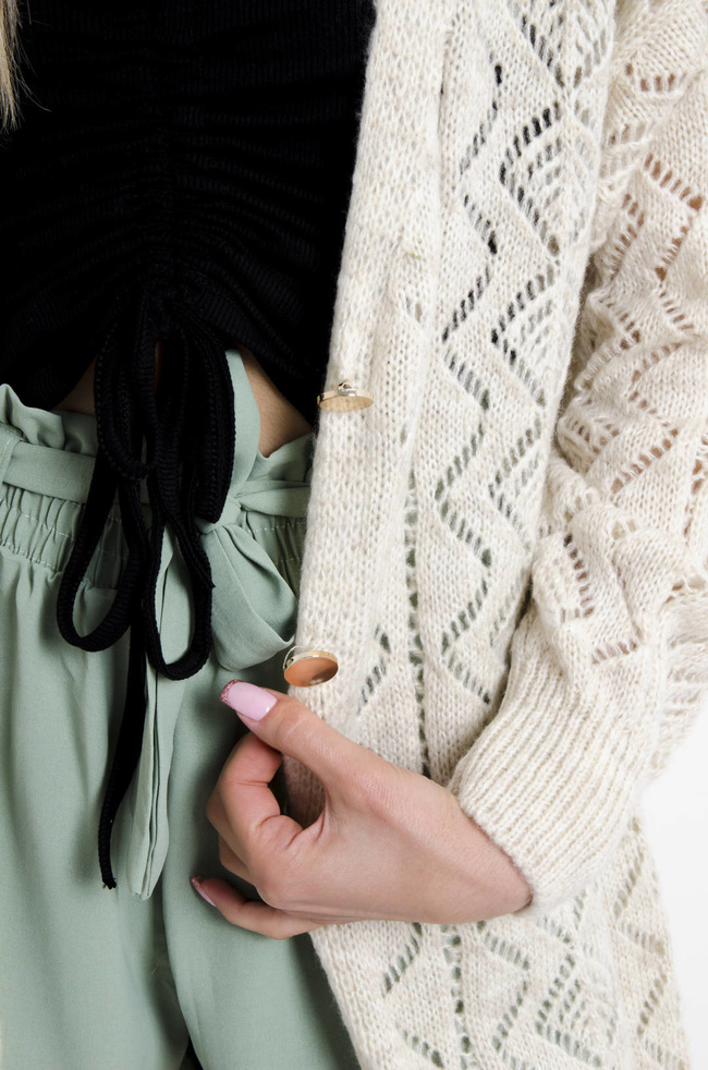 NARZUTA DŁUGA AŻUROWA ZAPINANA NA GUZIKI- BEŻOWA