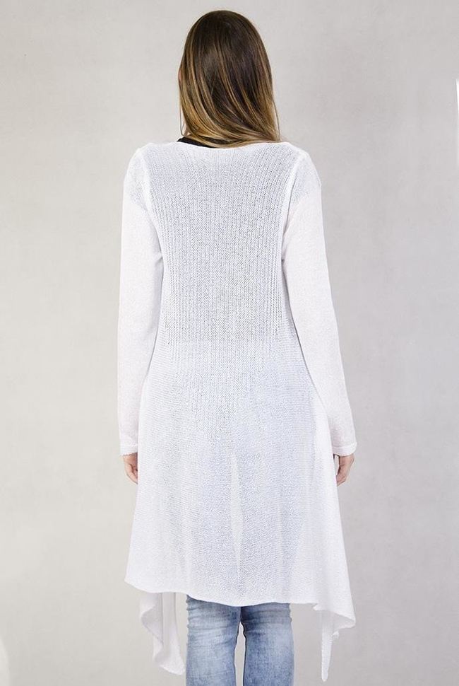 Biała narzutka z asymetrycznymi bokami