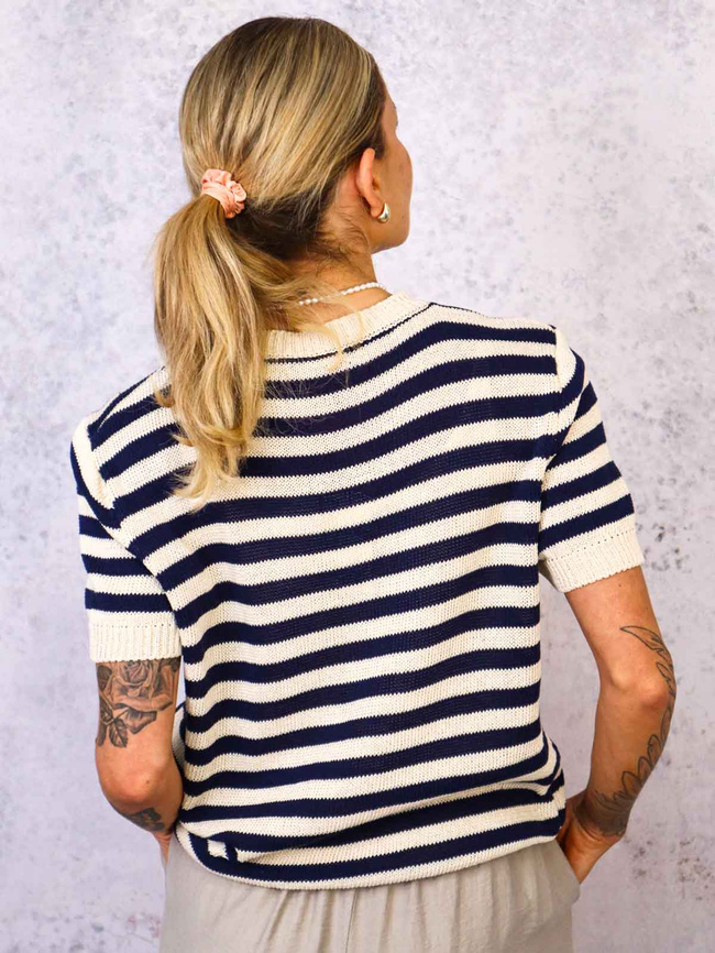 SWETER W PASKI Z KRÓTKIM RĘKAWEM I OZDOBNYM NAPISEM- GRANATOWY