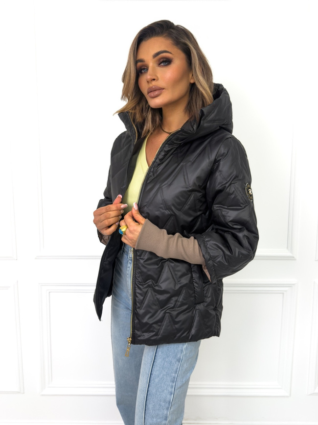 KURTKA PRZEJŚCIOWA Z KAPTUREM I DŁUŻSZYM ŚCIĄGACZEM PRZY RĘKAWIE- CZARNA