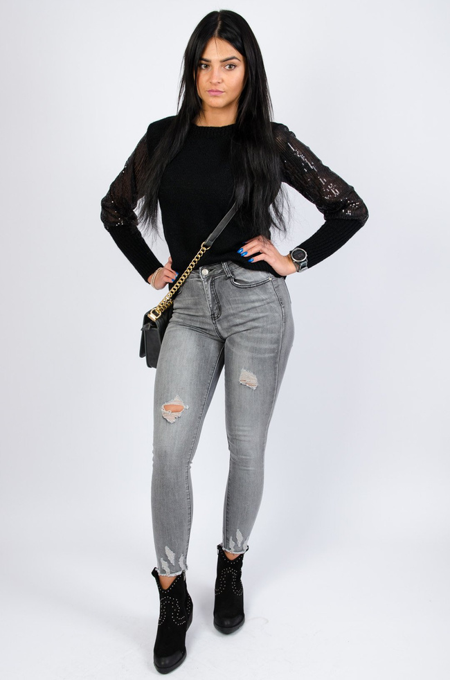 Czarny sweter z cekinami na rękawach