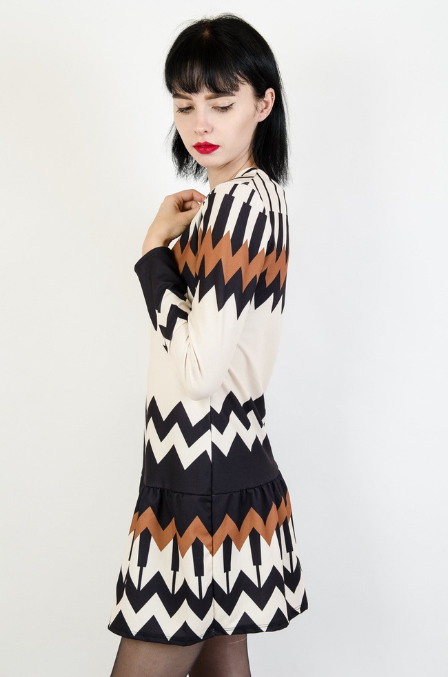 Beżowa sukienka w czarno-brązowe wzory z falbaną na dole