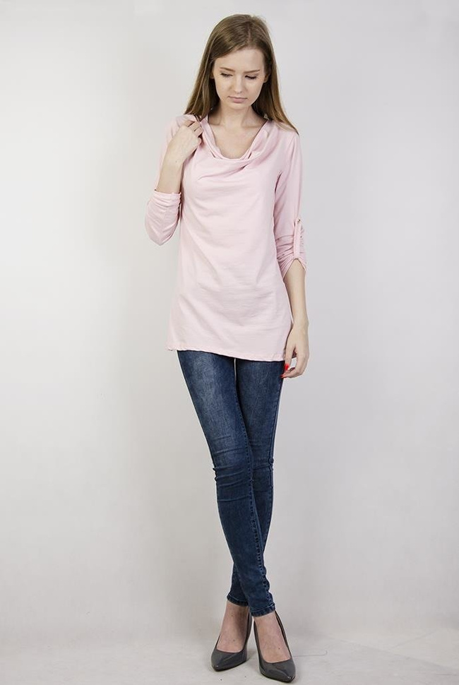 Różowa bluzka z dekoltem i podwiniętymi rękawami