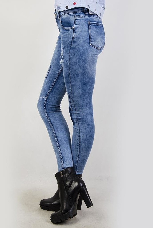 Spodnie jeansowe z ciemnymi łatami i przeszyciami