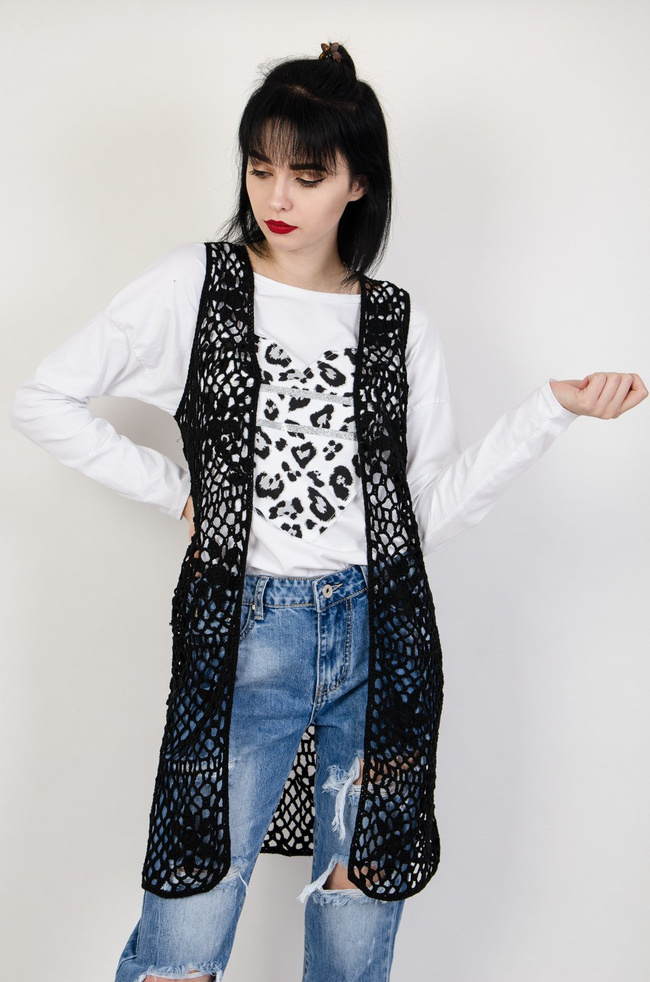 Długa czarna ażurowa narzuta