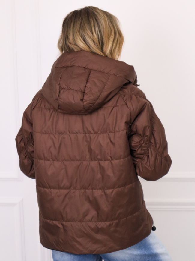 KURTKA Z OZDOBNYMI PRZESZYCIAMI NA RĘKAWACH I PRZEDŁUŻANYM ŚCIĄGACZEM- CZEKOLADOWA