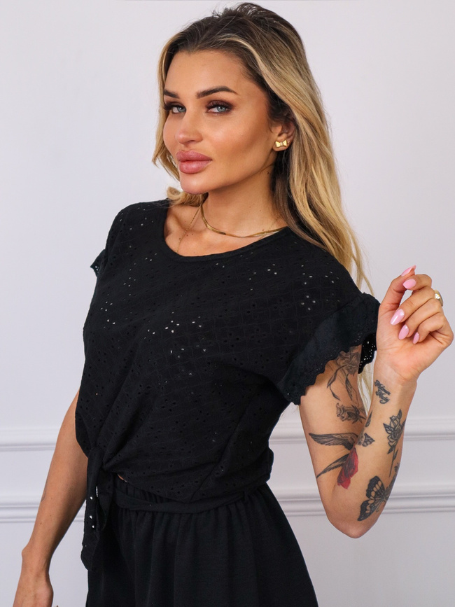 BLUZKA AŻUROWA Z FALBANKĄ NA RĘKAWIE I WIĄZANIEM- CZARNA