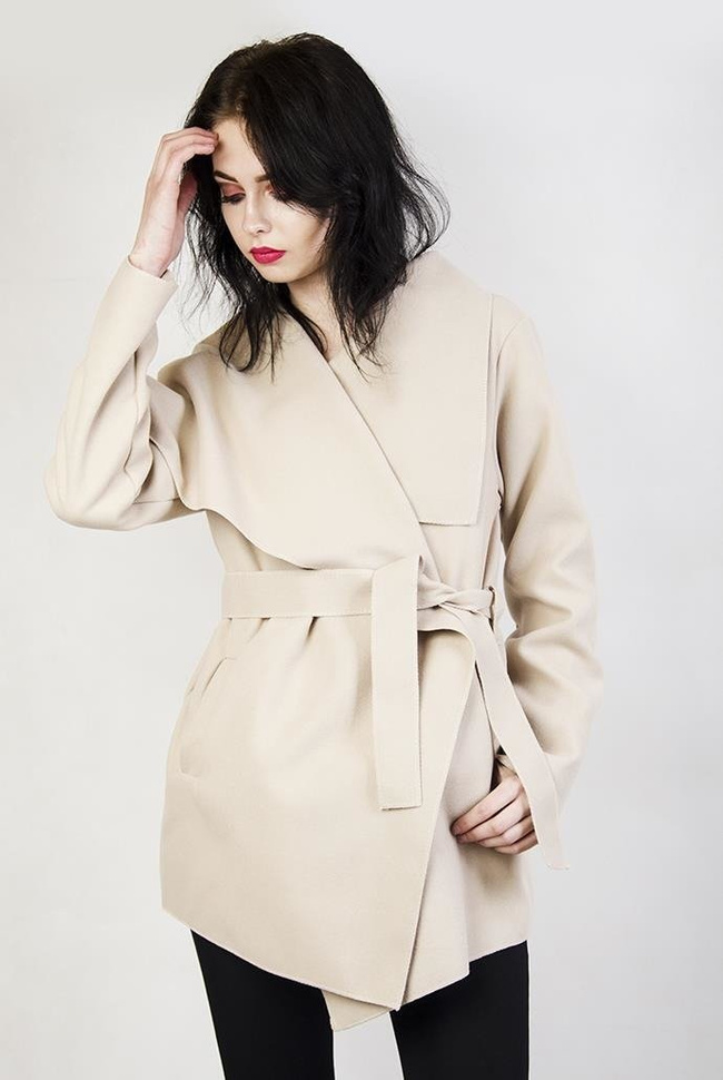 Beżowa narzuta typu płaszcz, wiązana w pasie